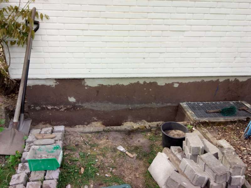 BAU.DE / BAU-Forum: 3. Bild zu Frage "Frage zum streichen des Geb&auml;udesockel und erdber&uuml;hrten Bereich" im BAU-Forum "Modernisierung / Sanierung / Bausch&auml;den"