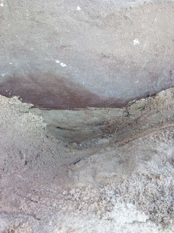 BAU.DE / BAU-Forum: 1. Bild zu Antwort "Beton, kein Sockelputz aufgebracht." auf die Frage "Geb&auml;udesockel streichen im Erdreich: Abdichtung, Farbe & Schutz vor Feuchtigkeit?" im BAU-Forum "Modernisierung / Sanierung / Bausch&auml;den"