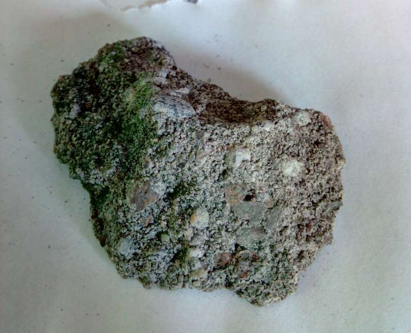 BAU.DE / BAU-Forum: 3. Bild zu Antwort "Beton, kein Sockelputz aufgebracht." auf die Frage "Geb&auml;udesockel streichen im Erdreich: Abdichtung, Farbe & Schutz vor Feuchtigkeit?" im BAU-Forum "Modernisierung / Sanierung / Bausch&auml;den"