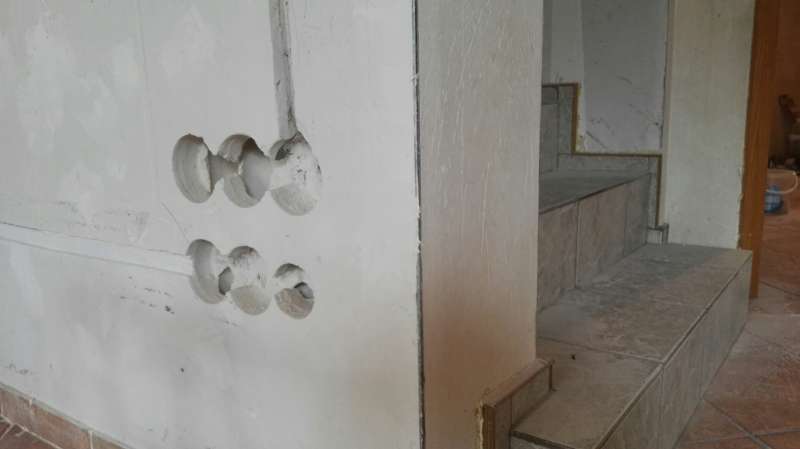 BAU.DE / BAU-Forum: 2. Bild zu Frage "Nachtr&auml;gliche Elektroinstallation in tragende Wand" im BAU-Forum "Modernisierung / Sanierung / Bausch&auml;den"