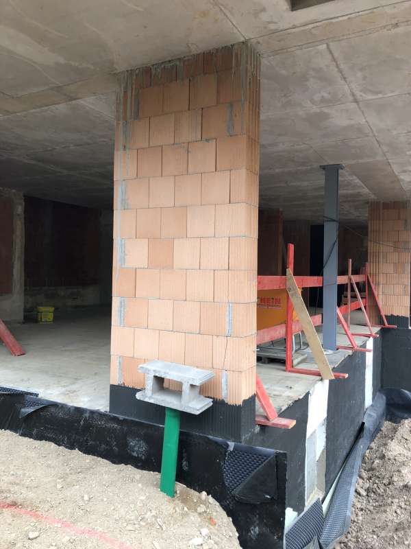 BAU.DE / BAU-Forum: 1. Bild zu Antwort "Hier 1x ein Foto der Mauer" auf die Frage "Risse in Poroton T10/30 Tragwand: Ursachen, Risiken & Sanierungskosten?" im BAU-Forum "Modernisierung / Sanierung / Bausch&auml;den"