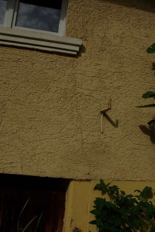 BAU.DE / BAU-Forum: 1. Bild zu Frage "Riss in Mauer" im BAU-Forum "Modernisierung / Sanierung / Bausch&auml;den"