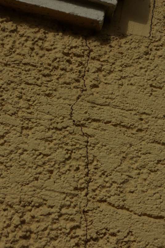 BAU.DE / BAU-Forum: 2. Bild zu Frage "Riss in Mauer" im BAU-Forum "Modernisierung / Sanierung / Bausch&auml;den"