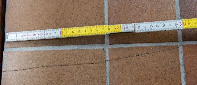 BAU.DE / BAU-Forum: 1. Bild zu Antwort "Undichtigkeiten/Sch&auml;den sind nicht vorhanden, sollen aber..." auf die Frage "EPDM Dichtungsband f&uuml;r Balkonfliesen-Risse: Welches Band bei Haarrissen w&auml;hlen?" im BAU-Forum "Modernisierung / Sanierung / Bausch&auml;den"