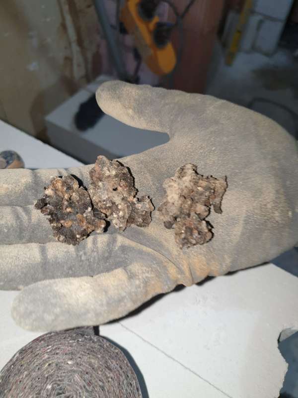 BAU.DE / BAU-Forum: 1. Bild zu Frage "Was ist das? Schwarzes Material in der bei Heizungsrohren" im BAU-Forum "Modernisierung / Sanierung / Bausch&auml;den"