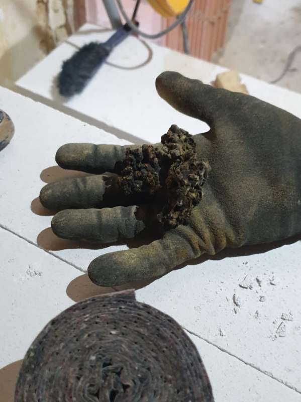 BAU.DE / BAU-Forum: 2. Bild zu Frage "Was ist das? Schwarzes Material in der bei Heizungsrohren" im BAU-Forum "Modernisierung / Sanierung / Bausch&auml;den"