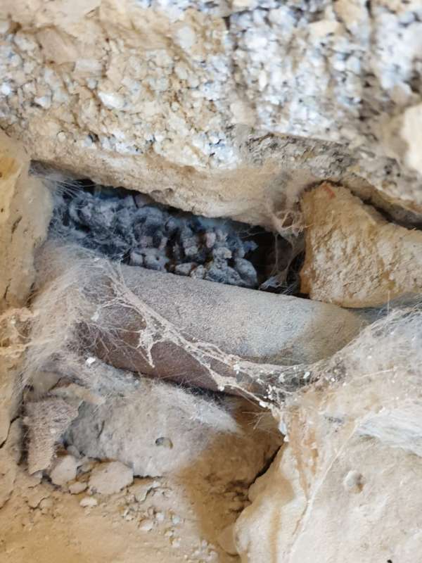 BAU.DE / BAU-Forum: 3. Bild zu Frage "Was ist das? Schwarzes Material in der bei Heizungsrohren" im BAU-Forum "Modernisierung / Sanierung / Bausch&auml;den"