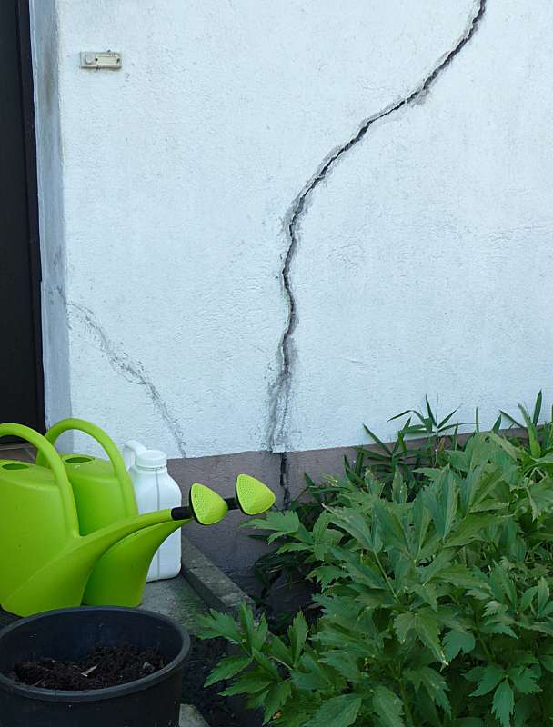 BAU.DE / BAU-Forum: 4. Bild zu Frage "Setzrisse & 2 tragende W&auml;nde mit Rissen & Bodenplatte gerissen" im BAU-Forum "Modernisierung / Sanierung / Bausch&auml;den"