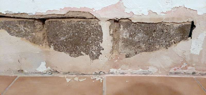 BAU.DE / BAU-Forum: 1. Bild zu Frage "Erste Steinreihe im Keller feucht &nbsp;-&nbsp; was tun?" im BAU-Forum "Modernisierung / Sanierung / Bausch&auml;den"