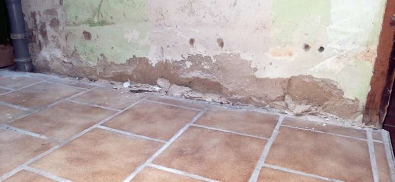 BAU.DE / BAU-Forum: 3. Bild zu Frage "Erste Steinreihe im Keller feucht &nbsp;-&nbsp; was tun?" im BAU-Forum "Modernisierung / Sanierung / Bausch&auml;den"