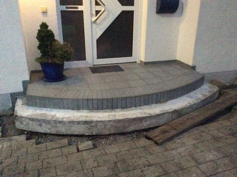 BAU.DE / BAU-Forum: 1. Bild zu Frage "Frostschaden an gefliester Eingangstreppe" im BAU-Forum "Modernisierung / Sanierung / Bausch&auml;den"