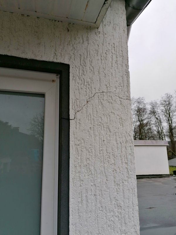 BAU.DE / BAU-Forum: 1. Bild zu Antwort "Bilder des Risses au&szlig;en und innen" auf die Frage "Horizontale Risse im Mauerwerk: Ursachen, Sanierung mit Spiralankern & Risiken?" im BAU-Forum "Modernisierung / Sanierung / Bausch&auml;den"