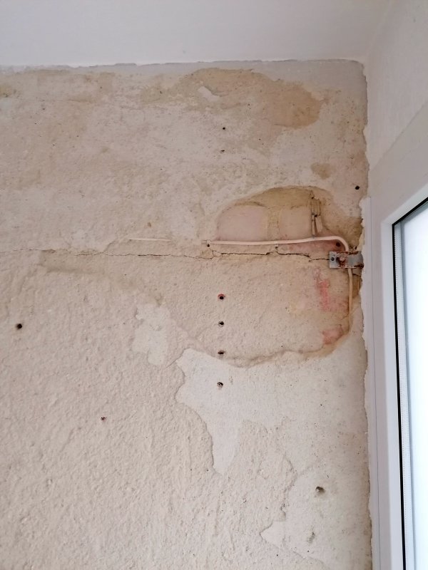 BAU.DE / BAU-Forum: 3. Bild zu Antwort "Bilder des Risses au&szlig;en und innen" auf die Frage "Horizontale Risse im Mauerwerk: Ursachen, Sanierung mit Spiralankern & Risiken?" im BAU-Forum "Modernisierung / Sanierung / Bausch&auml;den"