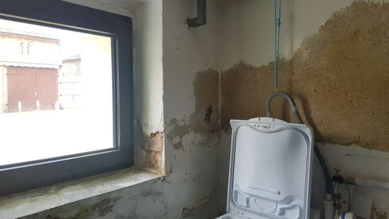 BAU.DE / BAU-Forum: 1. Bild zu Frage "Feuchtigkeit im Mauerwerk. Wie kann man das Problem beheben?" im BAU-Forum "Modernisierung / Sanierung / Bausch&auml;den"