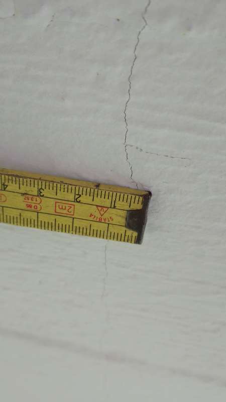 BAU.DE / BAU-Forum: 1. Bild zu Frage "Risse in Balkonplatte" im BAU-Forum "Modernisierung / Sanierung / Bausch&auml;den"