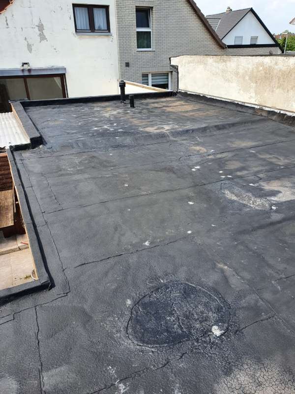 BAU.DE / BAU-Forum: 1. Bild zu Frage "Flachdach mit Bitumenbahnen sanieren" im BAU-Forum "Modernisierung / Sanierung / Bausch&auml;den"