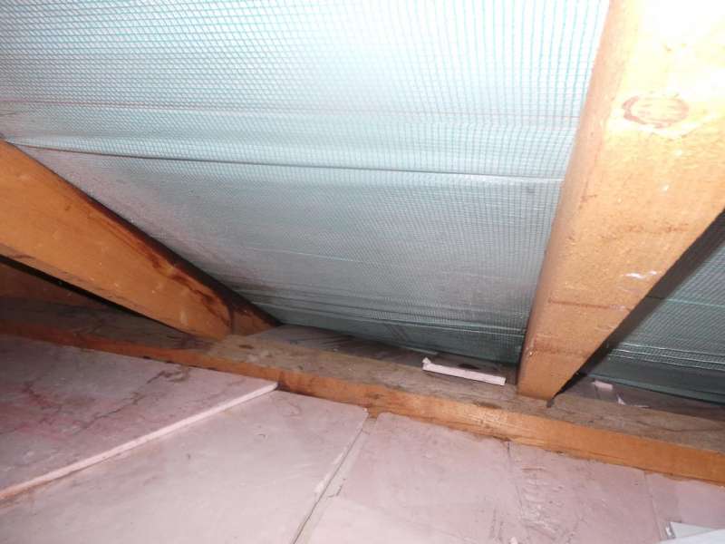 BAU.DE / BAU-Forum: 1. Bild zu Antwort "Details" auf die Frage "Feuchtigkeit im Dachboden: Ursachen, Sanierung der Dampfbremse & Kosten?" im BAU-Forum "Modernisierung / Sanierung / Bausch&auml;den"