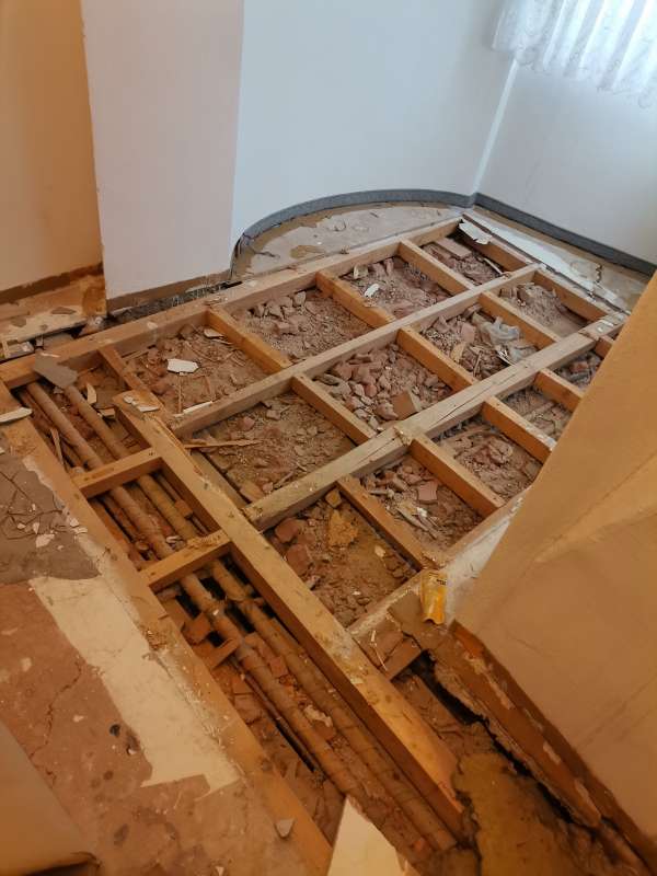 BAU.DE / BAU-Forum: 4. Bild zu Frage "Aufbau Boden auf Holzbalkendecke" im BAU-Forum "Modernisierung / Sanierung / Bausch&auml;den"