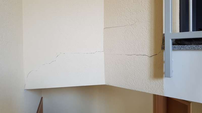 BAU.DE / BAU-Forum: 4. Bild zu Frage "Rissbildung im Treppenhaus" im BAU-Forum "Modernisierung / Sanierung / Bausch&auml;den"