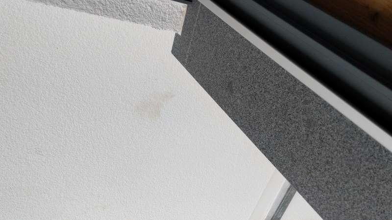 BAU.DE / BAU-Forum: 3. Bild zu Frage "Gelbebraune Flecken an der Fassade nach Regen" im BAU-Forum "Modernisierung / Sanierung / Bausch&auml;den"