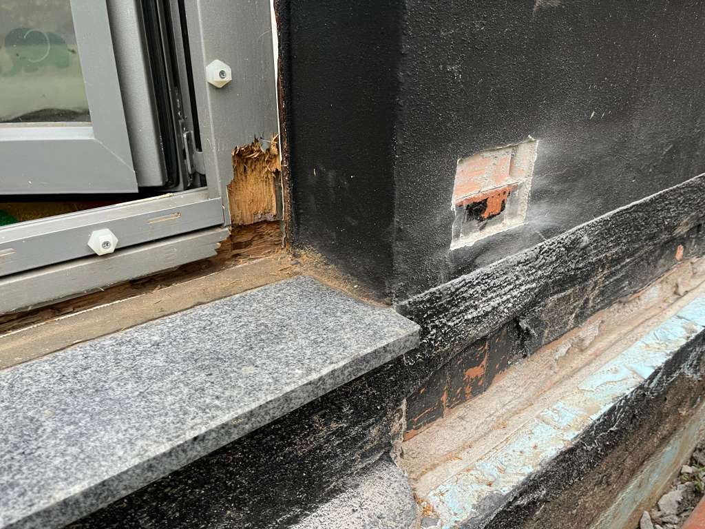 BAU.DE / BAU-Forum: 4. Bild zu Frage "Wassereintragung an 1. Steinreihe in mehrern Zimmern - Leckageorter &uuml;berfragt :-/" im BAU-Forum "Modernisierung / Sanierung / Bausch&auml;den"