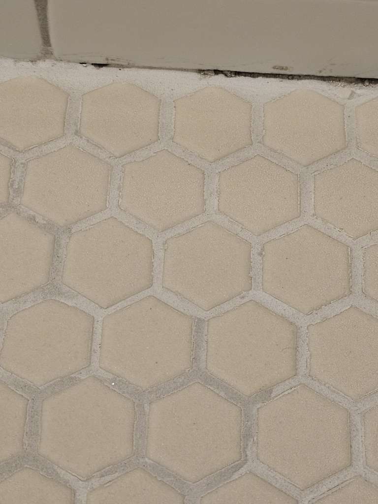 BAU.DE / BAU-Forum: 2. Bild zu Frage "wei&szlig;licher Schleier auf Fliesen nach dem Verfugen" im BAU-Forum "Modernisierung / Sanierung / Bausch&auml;den"