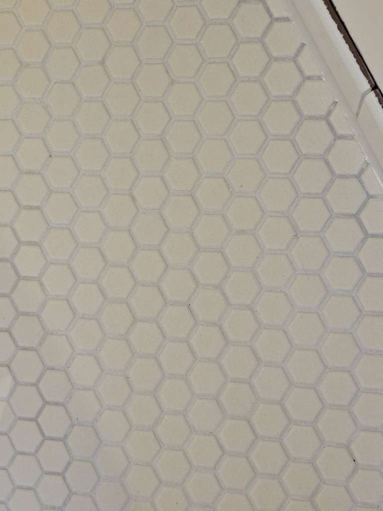 BAU.DE / BAU-Forum: 2. Bild zu Antwort "Schleifvlies, Schleifmaschine, Gutachter f&uuml;r Fliesen" auf die Frage "Wei&szlig;er Schleier auf Fliesen nach Verfugen: Ursachen, Entfernung & Vorbeugung?" im BAU-Forum "Modernisierung / Sanierung / Bausch&auml;den"