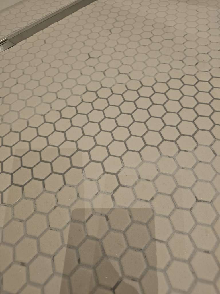 BAU.DE / BAU-Forum: 1. Bild zu Antwort "Fugenm&ouml;rtel zu d&uuml;nn: Ursache f&uuml;r Fliesenschleier & L&ouml;sung" auf die Frage "Wei&szlig;er Schleier auf Fliesen nach Verfugen: Ursachen, Entfernung & Vorbeugung?" im BAU-Forum "Modernisierung / Sanierung / Bausch&auml;den"