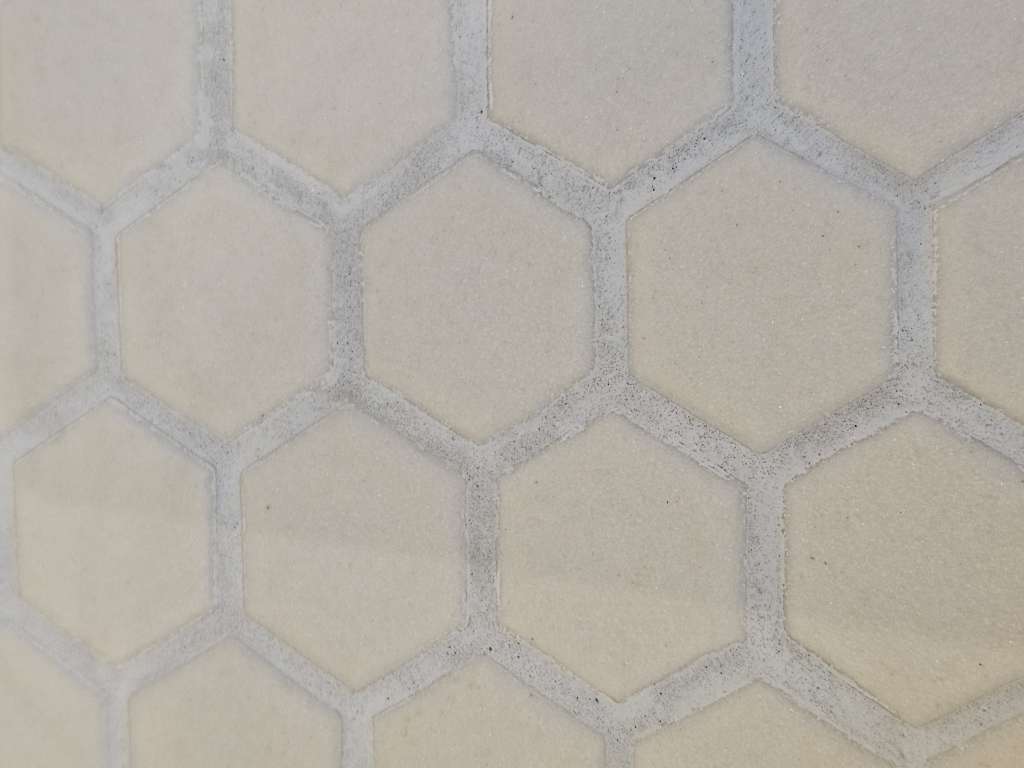 BAU.DE / BAU-Forum: 1. Bild zu Antwort "Fotos wei&szlig;er Schleier auf Fliese und Fuge ("Fugenkotze / Polymermigration"?)" auf die Frage "Wei&szlig;er Schleier auf Fliesen nach Verfugen: Ursachen, Entfernung & Vorbeugung?" im BAU-Forum "Modernisierung / Sanierung / Bausch&auml;den"