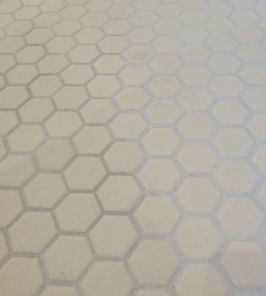 BAU.DE / BAU-Forum: 2. Bild zu Antwort "Fotos wei&szlig;er Schleier auf Fliese und Fuge ("Fugenkotze / Polymermigration"?)" auf die Frage "Wei&szlig;er Schleier auf Fliesen nach Verfugen: Ursachen, Entfernung & Vorbeugung?" im BAU-Forum "Modernisierung / Sanierung / Bausch&auml;den"