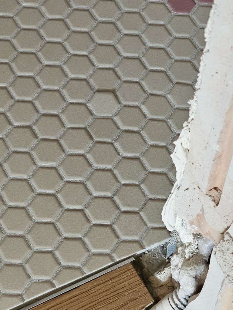 BAU.DE / BAU-Forum: 1. Bild zu Antwort "Hexagon-Mosaikfliesen Fotos" auf die Frage "Wei&szlig;er Schleier auf Fliesen nach Verfugen: Ursachen, Entfernung & Vorbeugung?" im BAU-Forum "Modernisierung / Sanierung / Bausch&auml;den"