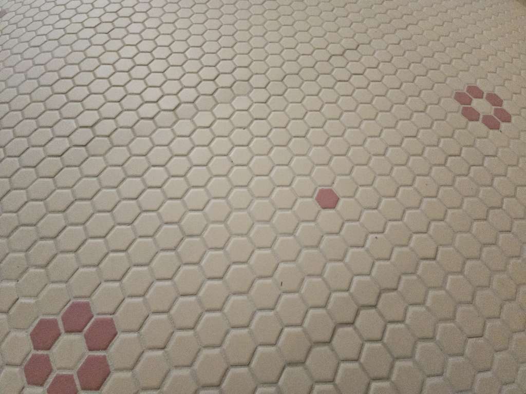 BAU.DE / BAU-Forum: 2. Bild zu Antwort "Hexagon-Mosaikfliesen: Weitere Eindr&uuml;cke des Schadensbilds" auf die Frage "Wei&szlig;er Schleier auf Fliesen nach Verfugen: Ursachen, Entfernung & Vorbeugung?" im BAU-Forum "Modernisierung / Sanierung / Bausch&auml;den"