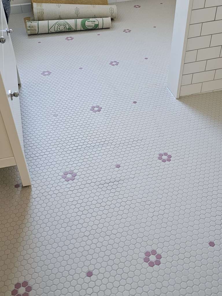 BAU.DE / BAU-Forum: 3. Bild zu Antwort "Hexagon-Mosaikfliesen: Weitere Eindr&uuml;cke des Schadensbilds" auf die Frage "Wei&szlig;er Schleier auf Fliesen nach Verfugen: Ursachen, Entfernung & Vorbeugung?" im BAU-Forum "Modernisierung / Sanierung / Bausch&auml;den"