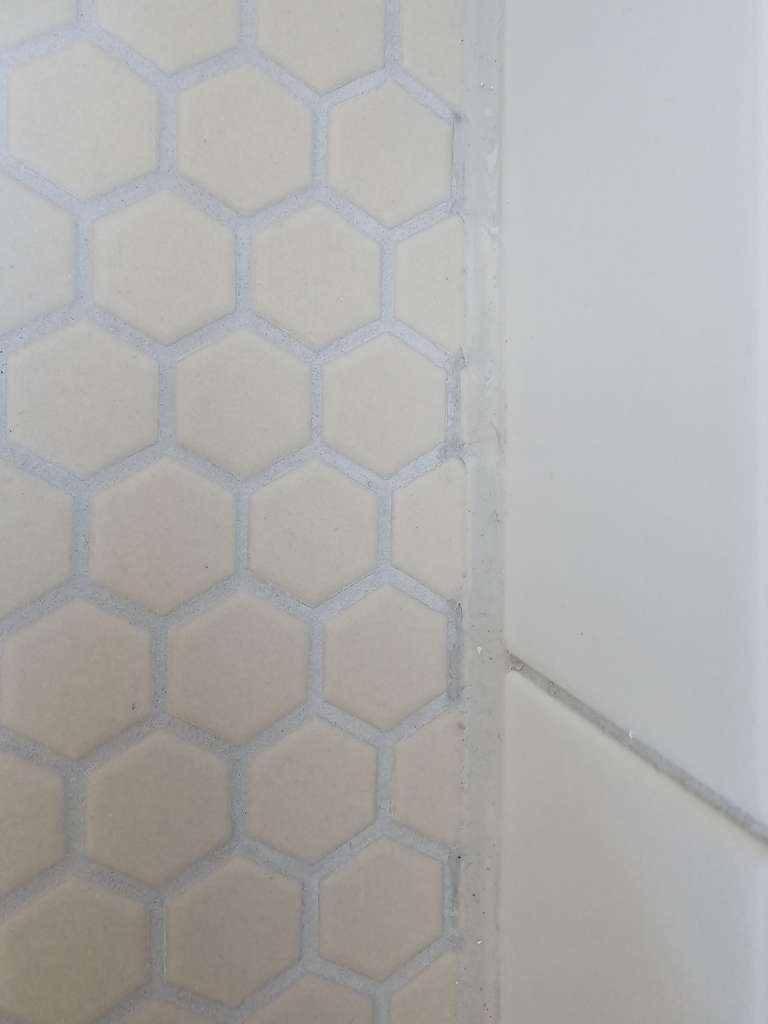 BAU.DE / BAU-Forum: 5. Bild zu Antwort "Hexagon-Mosaikfliesen Fotos" auf die Frage "Wei&szlig;er Schleier auf Fliesen nach Verfugen: Ursachen, Entfernung & Vorbeugung?" im BAU-Forum "Modernisierung / Sanierung / Bausch&auml;den"