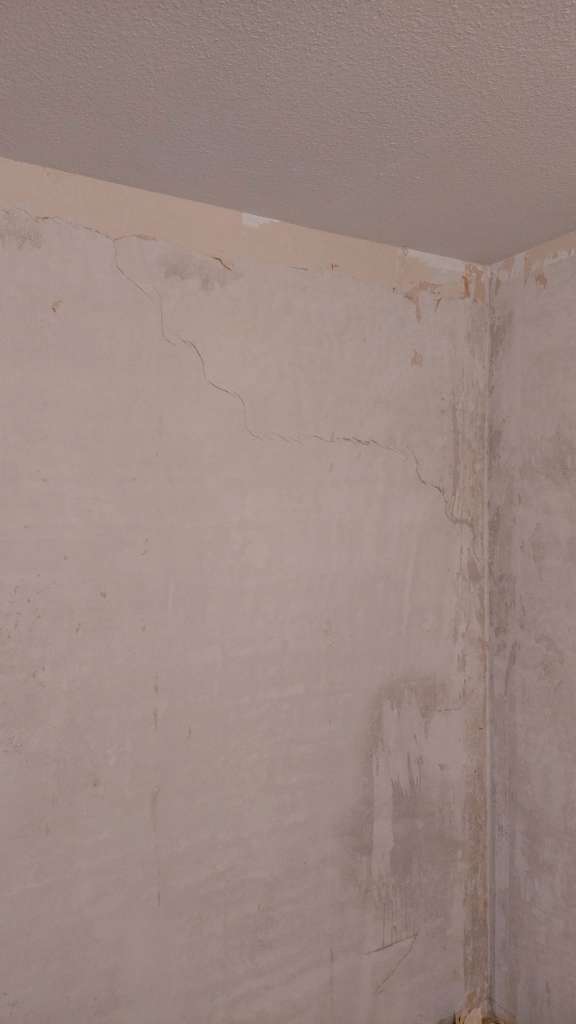 BAU.DE / BAU-Forum: 1. Bild zu Frage "Risse im Innenputz Altbau: Ursachen, Risiken & Sanierungskosten?" im BAU-Forum "Modernisierung / Sanierung / Bausch&auml;den"