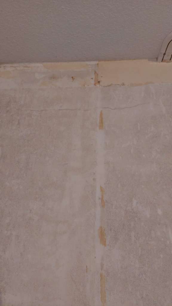 BAU.DE / BAU-Forum: 4. Bild zu Frage "Risse im Innenputz Altbau: Ursachen, Risiken & Sanierungskosten?" im BAU-Forum "Modernisierung / Sanierung / Bausch&auml;den"