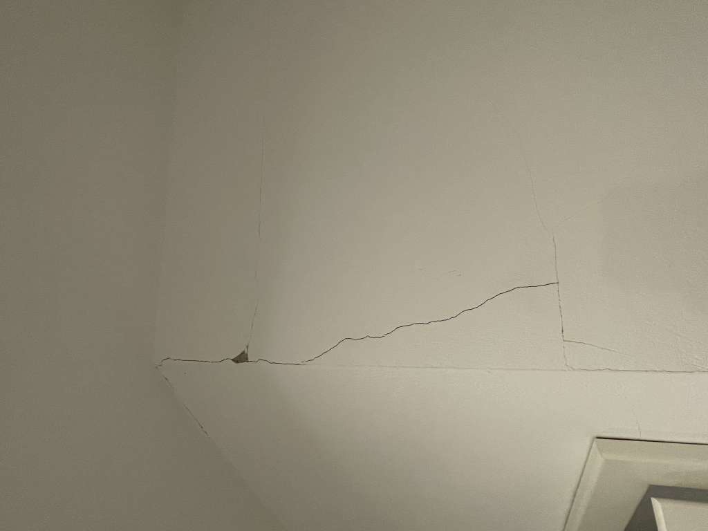 BAU.DE / BAU-Forum: 3. Bild zu Frage "Risse in Innenwänden eines 4 Jahre alten Neubaus - Sachverständiger nötig?" im BAU-Forum "Sonstige Themen" BAU.DE / BAU-Forum: 3. Bild zu Frage "Risse in Innenwänden eines 4 Jahre alten Neubaus - Sachverständiger nötig?" im BAU-Forum "Sonstige Themen"