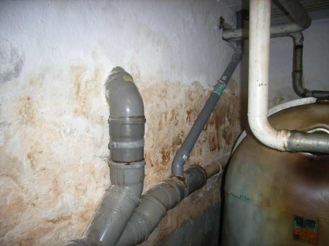 BAU.DE / BAU-Forum: 1. Bild zu Frage "Nasse Kellerw&auml;nde mit Wassereinbruch" im BAU-Forum "Tiefbau und Spezialtiefbau"