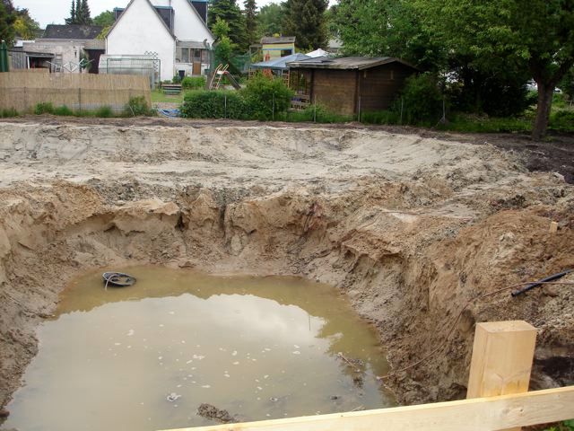 BAU.DE / BAU-Forum: 1. Bild zu Antwort "Die H&ouml;he &uuml;ber Bodenplatte ist 1,8 Meter. Wobei..." auf die Frage "Poolbau: Auftrieb vermeiden &ndash; Drainage, Grundwasser & Frostsch&auml;den im Winter?" im BAU-Forum "Tiefbau und Spezialtiefbau"