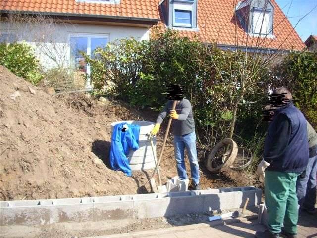 BAU.DE / BAU-Forum: 2. Bild zu Frage "Hangsicherung durch Betonschalsteine &nbsp;-&nbsp; Statik" im BAU-Forum "Tiefbau und Spezialtiefbau"