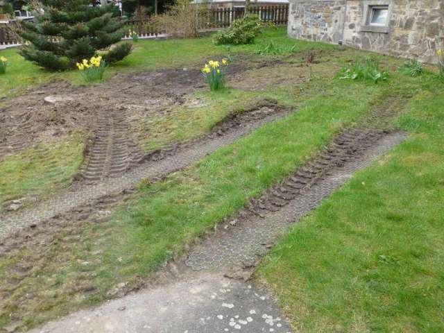 BAU.DE / BAU-Forum: 1. Bild zu Frage "Erneuerung Gasanschluss, Vorgarten vom Bagger zerfahren." im BAU-Forum "Tiefbau und Spezialtiefbau"