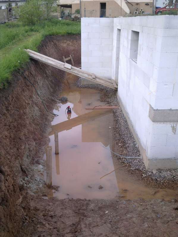 BAU.DE / BAU-Forum: 1. Bild zu Frage "Drainage und Versickerung von Regenwasser bei diesem Boden?" im BAU-Forum "Tiefbau und Spezialtiefbau"