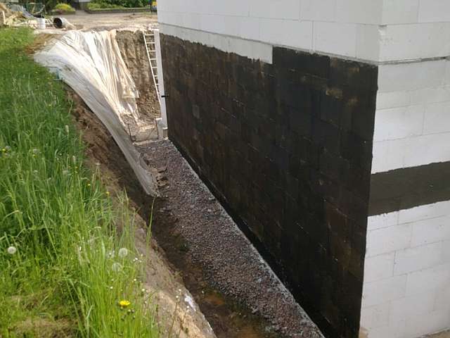 BAU.DE / BAU-Forum: 2. Bild zu Antwort "noch eine Laien-Frage..." auf die Frage "Regenwasser versickern & Drainage: Bodengutachten, Durchl&auml;ssigkeit & Kosten?" im BAU-Forum "Tiefbau und Spezialtiefbau"