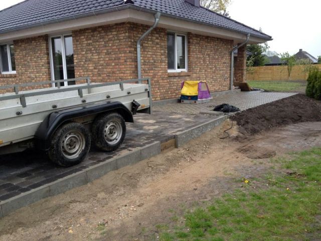 BAU.DE / BAU-Forum: 2. Bild zu Frage "Pflasterarbeiten: Auffahrt und Kiesumrandung" im BAU-Forum "Tiefbau und Spezialtiefbau" BAU.DE / BAU-Forum: 2. Bild zu Frage "Pflasterarbeiten: Auffahrt und Kiesumrandung" im BAU-Forum "Tiefbau und Spezialtiefbau"