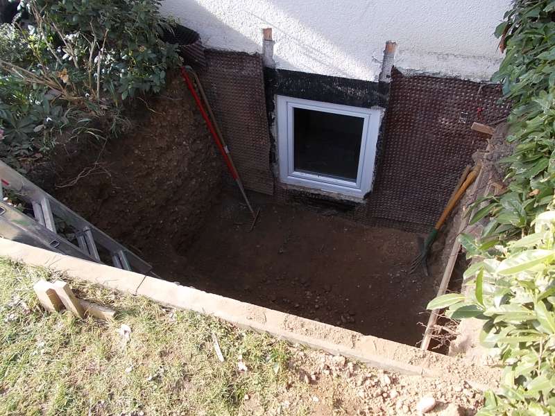 BAU.DE / BAU-Forum: 2. Bild zu Frage "17,5 cm Schalungssteine f&uuml;r 1,8 m hohe hinterf&uuml;llte Gartenmauer ausreichend?" im BAU-Forum "Tiefbau und Spezialtiefbau"