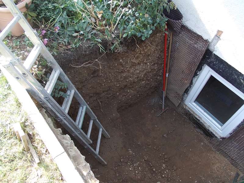 BAU.DE / BAU-Forum: 3. Bild zu Frage "17,5 cm Schalungssteine f&uuml;r 1,8 m hohe hinterf&uuml;llte Gartenmauer ausreichend?" im BAU-Forum "Tiefbau und Spezialtiefbau"