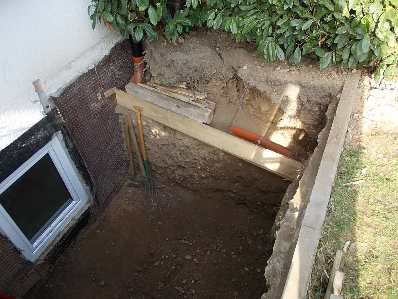 BAU.DE / BAU-Forum: 4. Bild zu Frage "17,5 cm Schalungssteine f&uuml;r 1,8 m hohe hinterf&uuml;llte Gartenmauer ausreichend?" im BAU-Forum "Tiefbau und Spezialtiefbau"