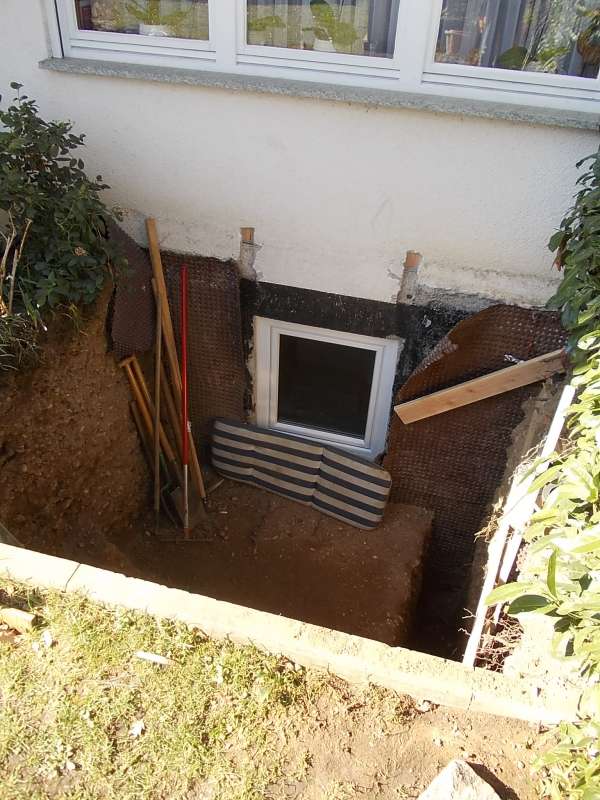 BAU.DE / BAU-Forum: 5. Bild zu Frage "17,5 cm Schalungssteine f&uuml;r 1,8 m hohe hinterf&uuml;llte Gartenmauer ausreichend?" im BAU-Forum "Tiefbau und Spezialtiefbau"