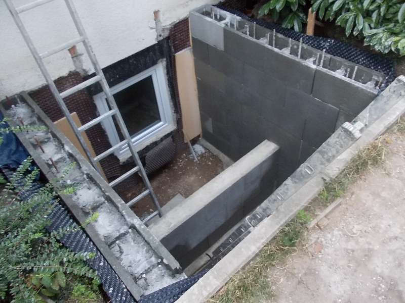 BAU.DE / BAU-Forum: 1. Bild zu Antwort "Aktueller Stand" auf die Frage "Schalungssteine f&uuml;r Gartenmauer: 17,5 cm bei 1,8m H&ouml;he ausreichend? Kosten & Statik" im BAU-Forum "Tiefbau und Spezialtiefbau"