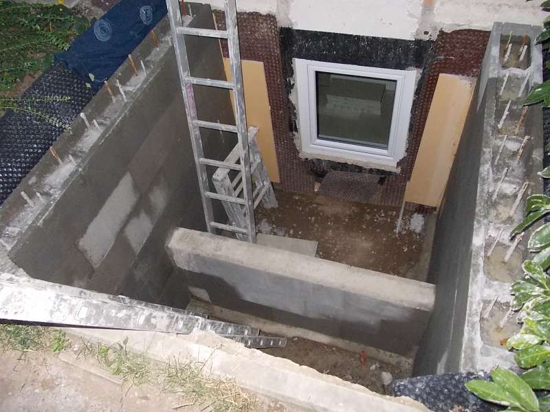 BAU.DE / BAU-Forum: 2. Bild zu Antwort "Aktueller Stand" auf die Frage "Schalungssteine f&uuml;r Gartenmauer: 17,5 cm bei 1,8m H&ouml;he ausreichend? Kosten & Statik" im BAU-Forum "Tiefbau und Spezialtiefbau"